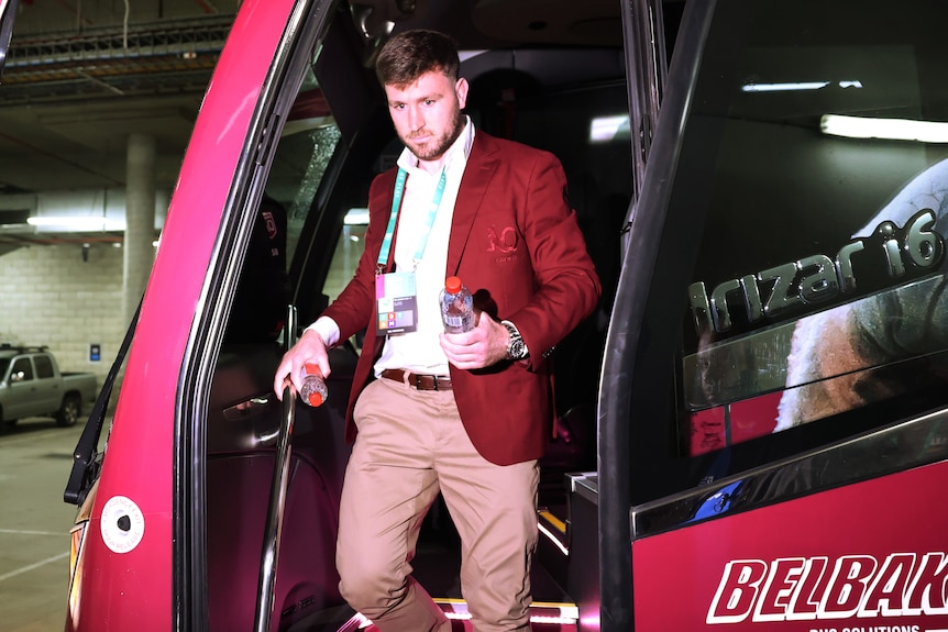Jai Arrow gets of the team bus before State of Origin I 2026.