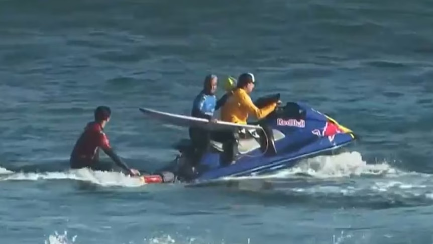 Surfing event in NZ issued 'code red' after animal attacks photographer