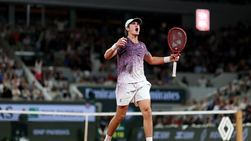 Teen star reaches first major quarterfinal while Świątek out of French Open